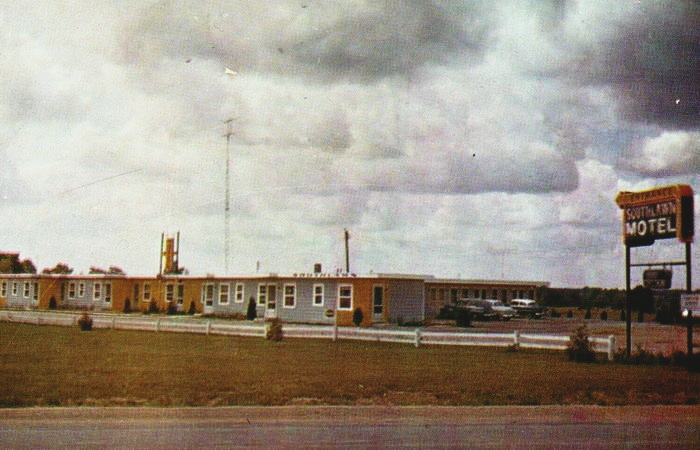Southlawn Motel - Vintage Postcard